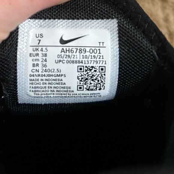 Air Max 270 Women’s Black & White - Picture 2 of 3